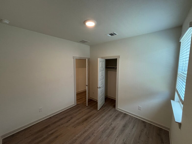 Building Photo - 305 Fremont Dr