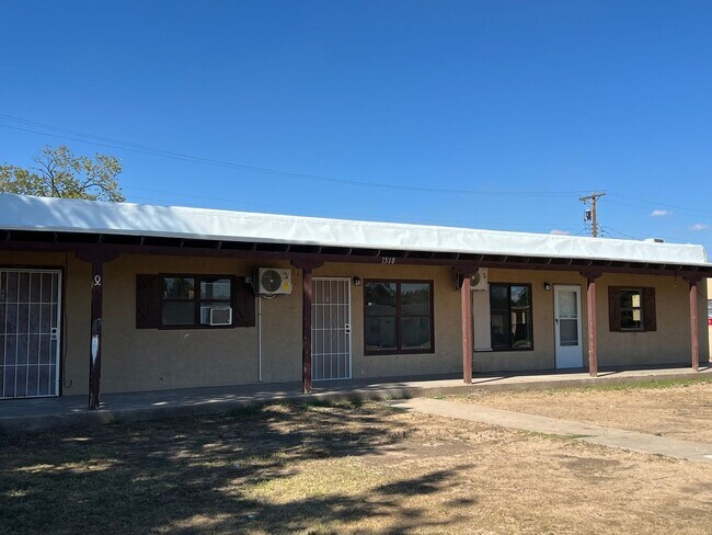 Building Photo - 1510 W Yucca Ave