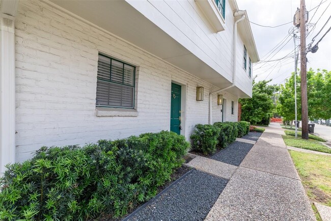 Building Photo - 2229 Mimosa Dr