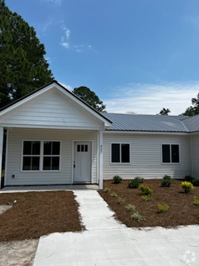 Building Photo - Brand New 3 Bedroom, 2 Bathroom Duplex in ...