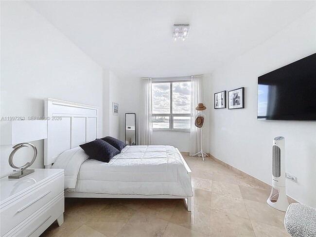 Building Photo - 808 Brickell Key Dr