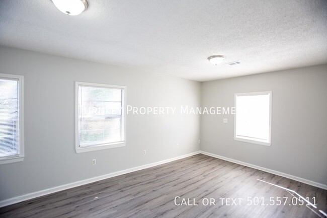 Building Photo - Move-in Special: 1/2 Off First Month Rent!...