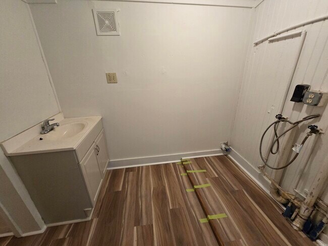 Building Photo - 709 W 44th St