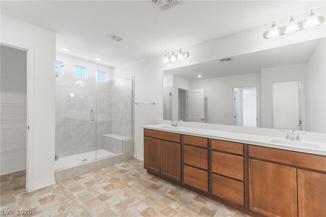 Building Photo - 638 Great River Ave