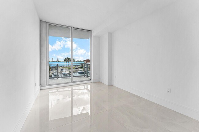 Building Photo - 220 Lake Shore Dr