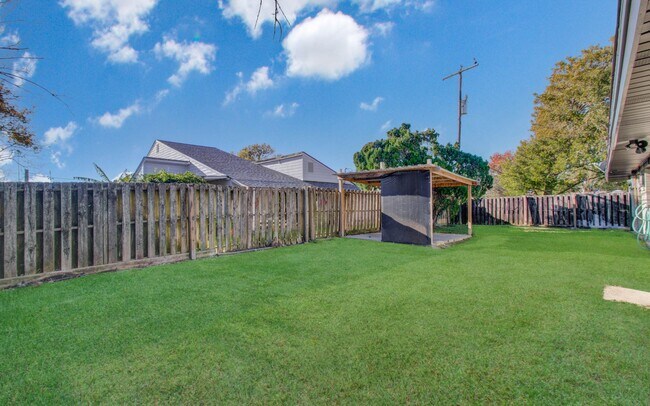 Building Photo - 7918 Bayside Dr