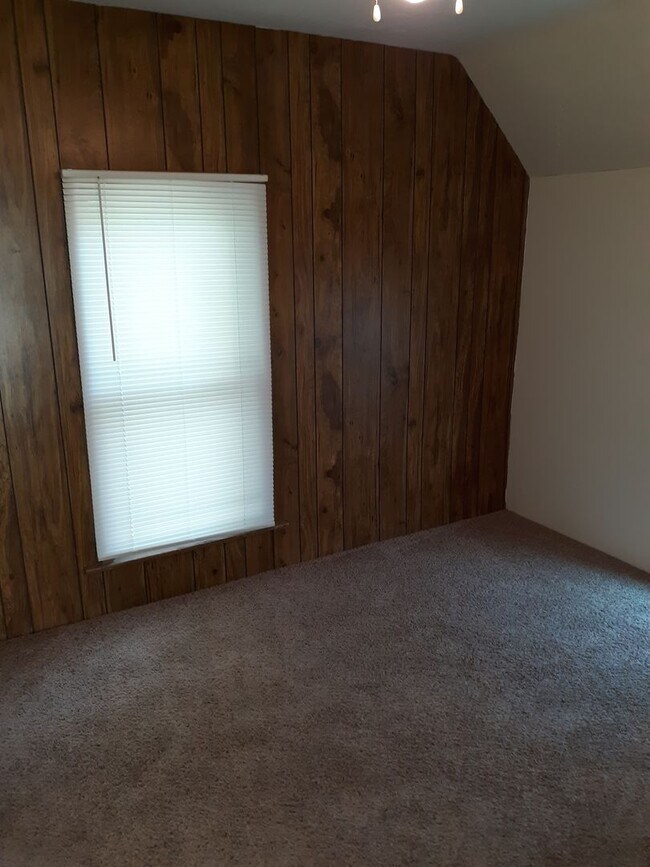 Building Photo - 2 Bedroom House, W/D, Fenced Yard, Porch, ...