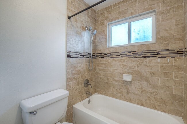 Building Photo - Lakeside Upstairs First Month FREE 1 Bd / 1 ba w/ In Unit  Laundry, Parking, + Water/Trash Included