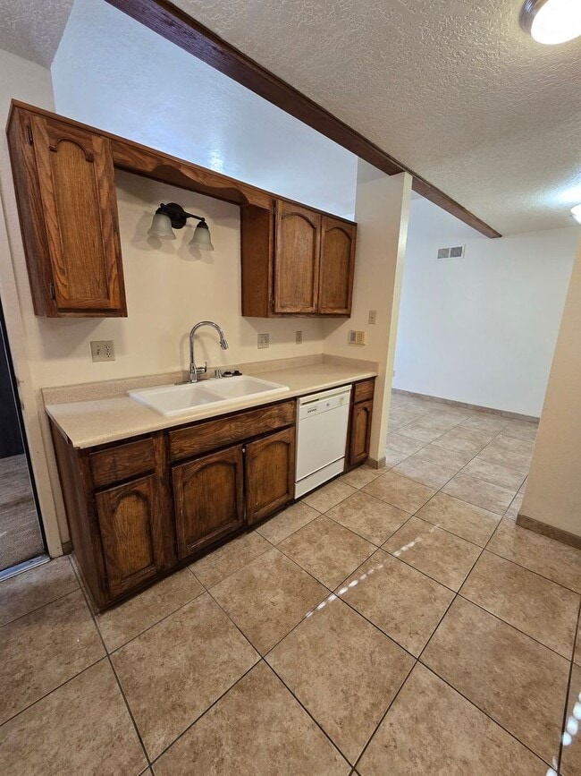 Building Photo - 2 bed, possible 3rd in wonderful neighborhood