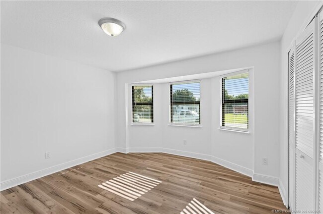 Building Photo - 3406 SW Feroe Ave
