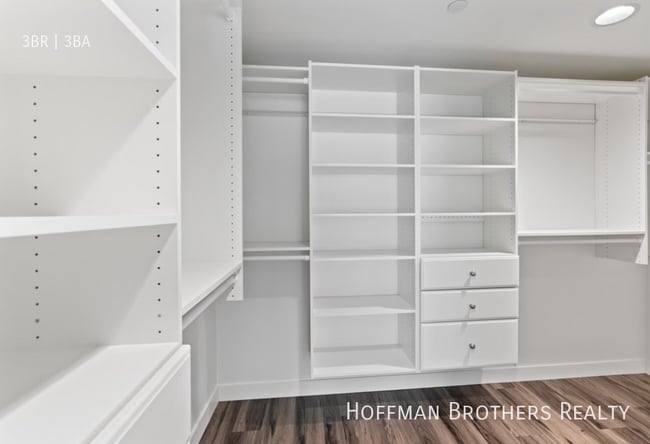 Building Photo - 5020 Woodman Ave Sherman Oaks, CA 91423