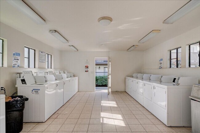 Building Photo - Fully Remodeled 1 Bed - 1 Bath in Gated Community