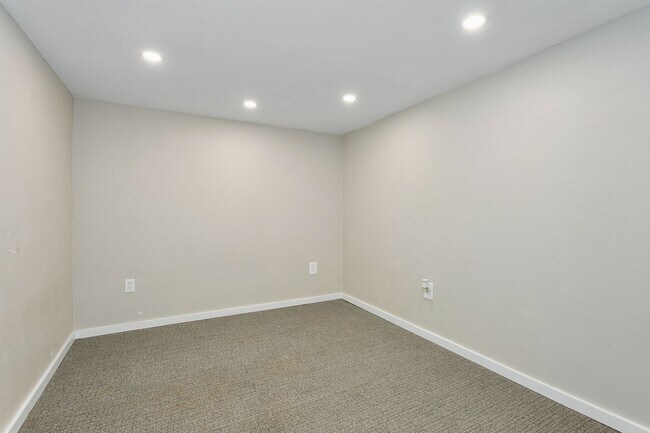 Building Photo - 2 bd 1 bath Apartment-entire bottom floor