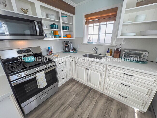 Building Photo - AVAILABLE NOW - Modern Furnished Two-Bedroom Beachside Retreat in Pismo Beach - 2 Bed / 2 Bath