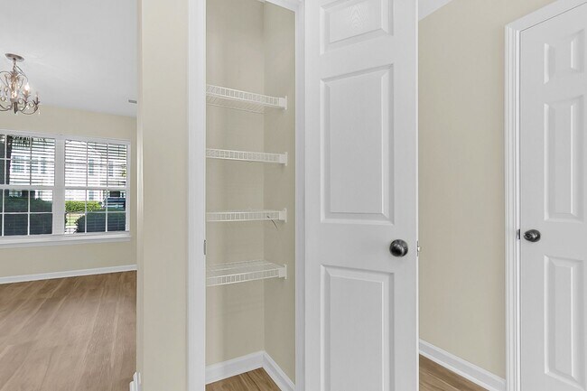 Building Photo - Easy, Modern Comfort in a Prime Charleston Location!