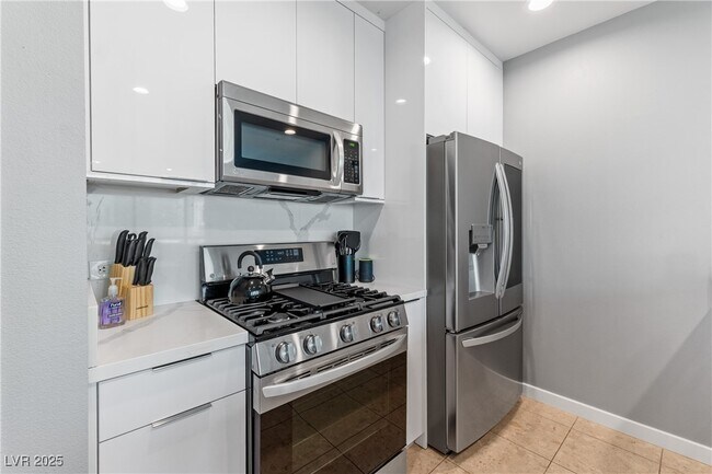 Building Photo - 4525 Dean Martin Dr