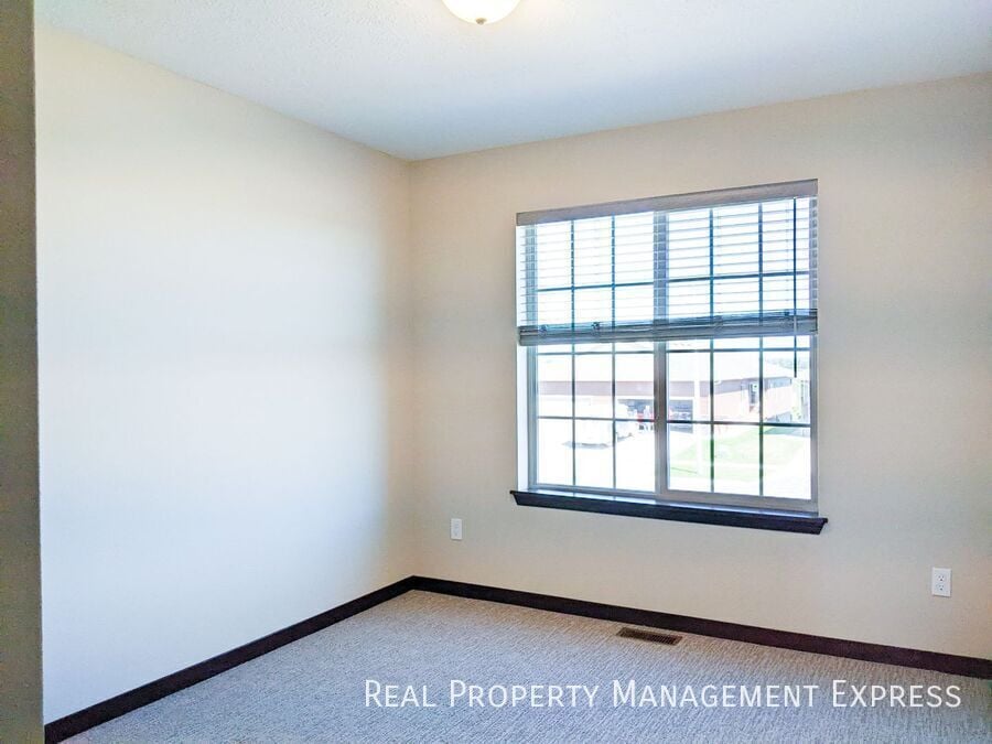 Building Photo - 3 Bedroom 2.5 Bathroom Single Family Townhome