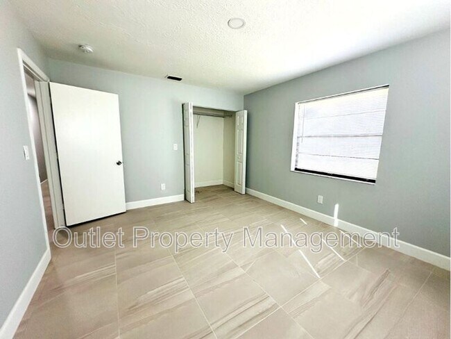 Building Photo - 2432 NE 28th St