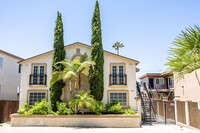 Building Photo - Remodeled Top-Floor Unit in the Heart of N...