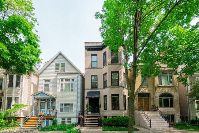 Primary Photo - 1120 W Oakdale Ave