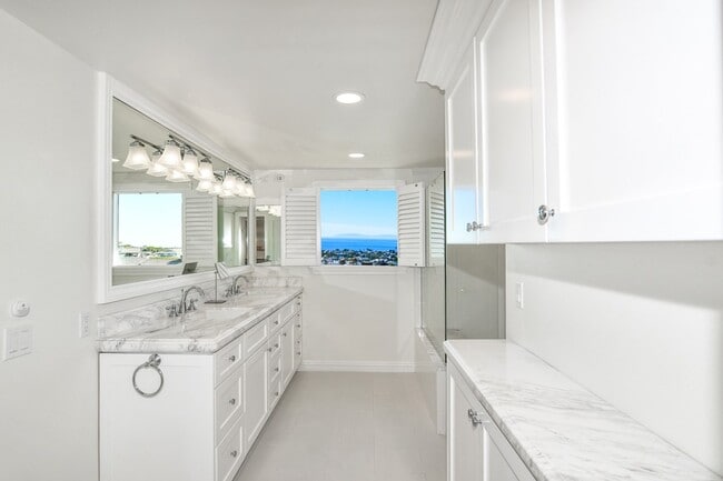 Building Photo - 4 White Water Dr