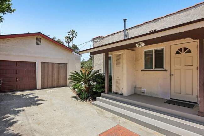 Building Photo - 3Bd/2ba Home w/parking in Santa Monica