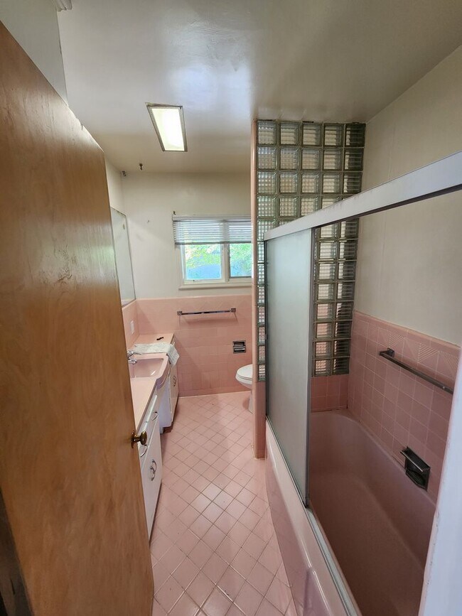 Building Photo - Three Bedroom Home; 1,800 sq ft, 2 car Garage