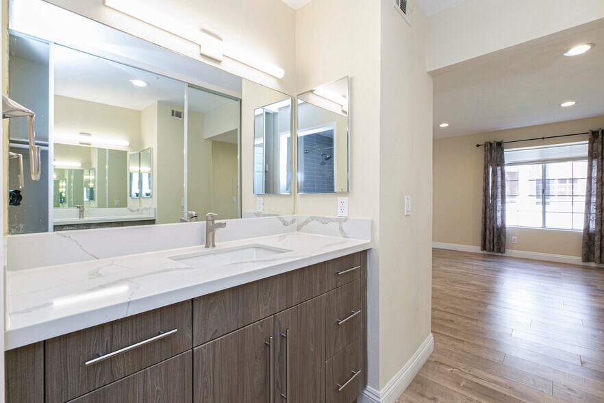 Building Photo - 5525 Canoga Ave