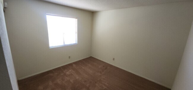Building Photo - Gorgeous 2BED/2BATH Condo nestled in a Roc...