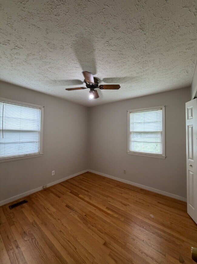 Building Photo - Cute Brick House w/ 3 BR | 1.5 BA in Goldsboro *Pikeville school district*