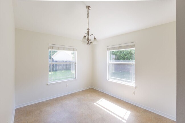 Building Photo - Centrally located 3 bedroom home