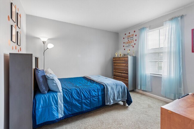 Building Photo - 4 Bedroom / 2.5 Bathroom - Marquis Hills