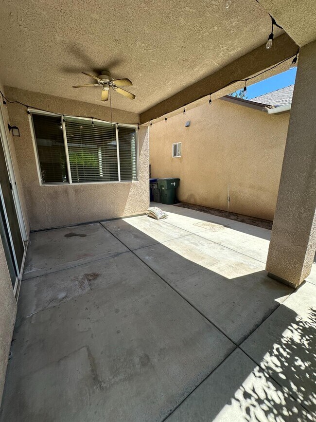Building Photo - 5541 N Plum Ln
