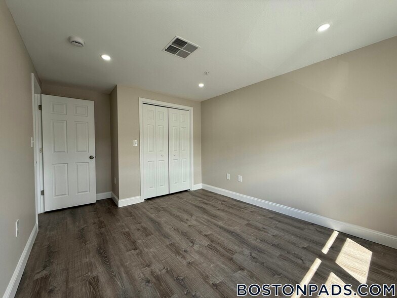 Building Photo - 21 Kenmar Dr