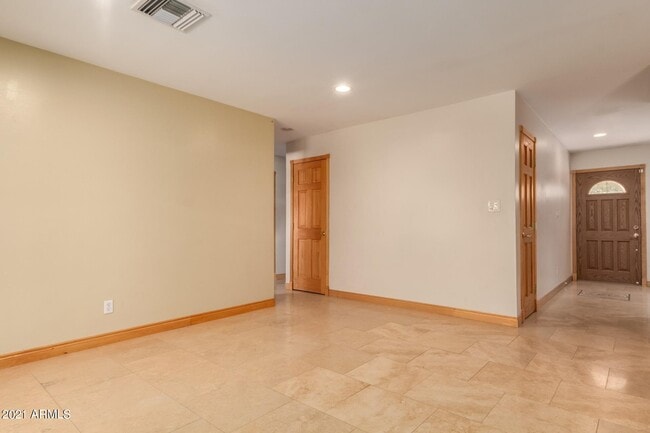 Building Photo - 1608 W Inverness Dr