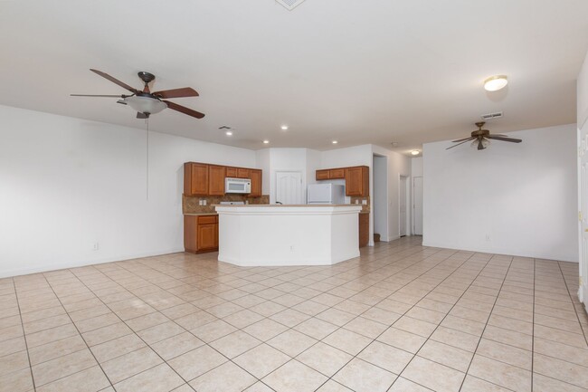 Building Photo - SW 3 br townhome with 2 car garage