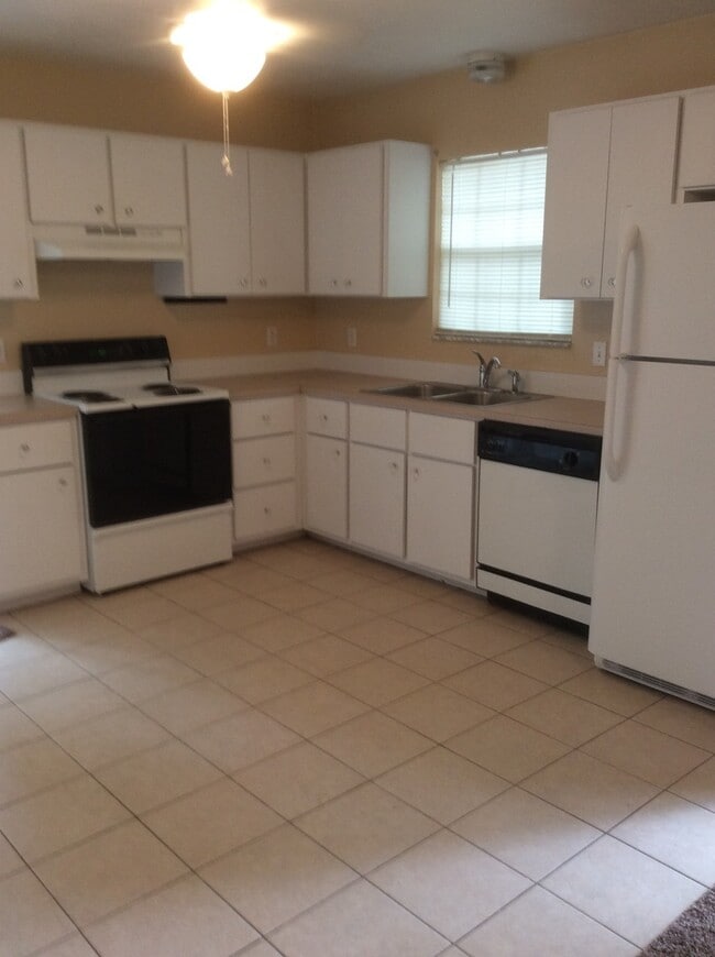 Building Photo - 2 Bedroom House in Wakulla Gardens