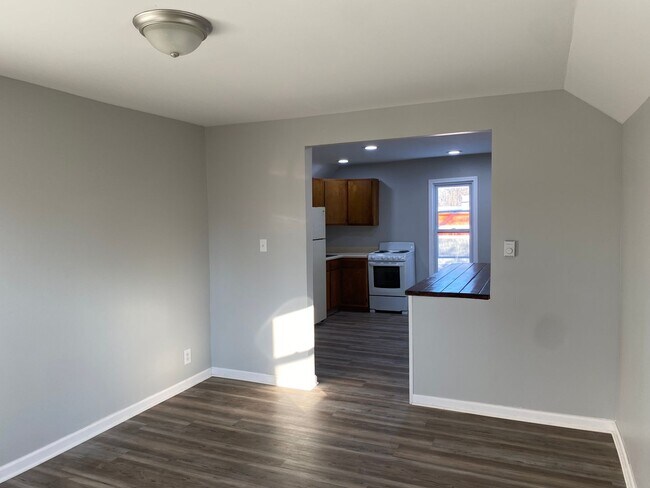 Building Photo - Newly Renovated 2 Bedroom Apartment