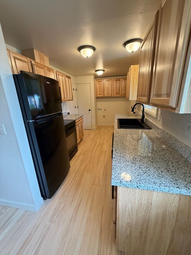 Building Photo - Newly Remodeled 2 Bedroom with Fenced yard!