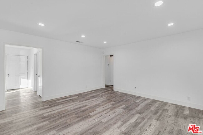 Building Photo - 13536 Hamlin St