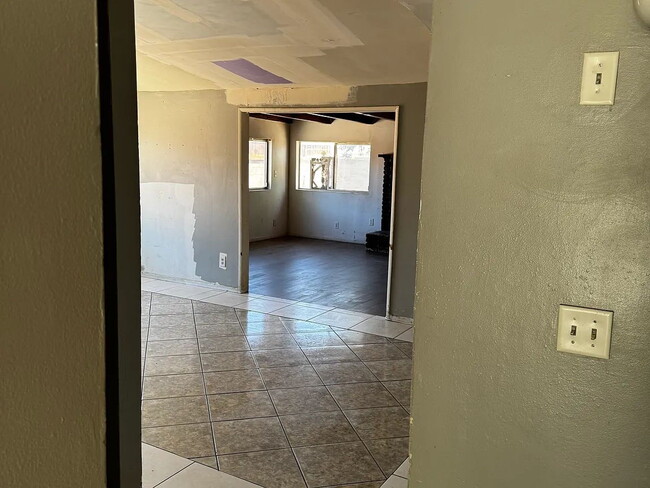 Building Photo - Large 5 bedroom single story ranch house