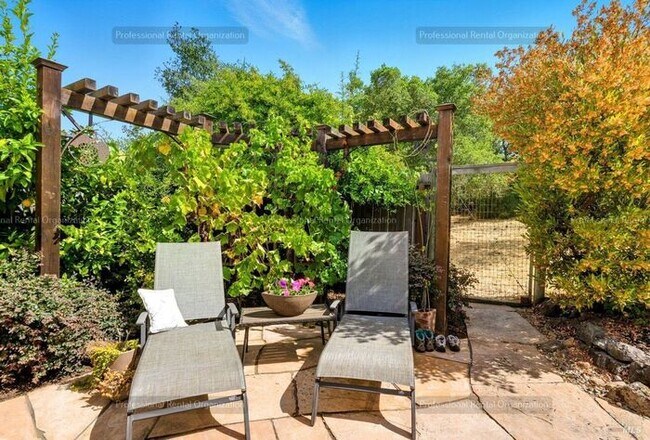 Building Photo - One of a kind home just steps away from Annadel State park