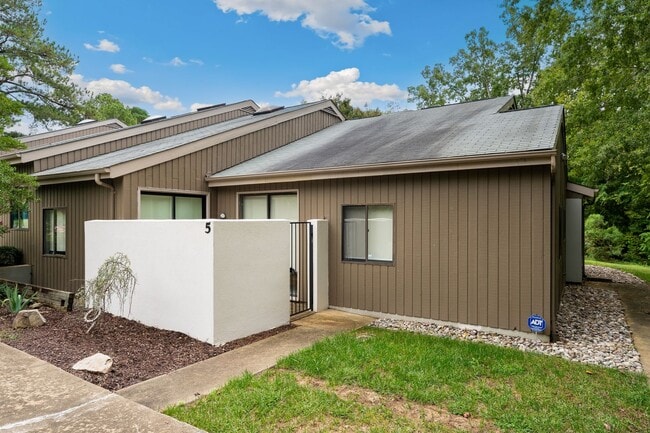 Building Photo - Beautifully Remolded 3 Bedroom + 2 Full Bath Home!