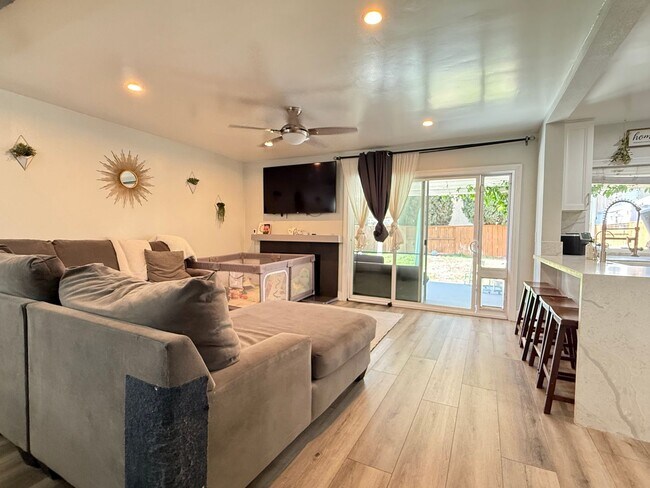 Building Photo - Move in Ready 3bed/3bath, beautiful backyard