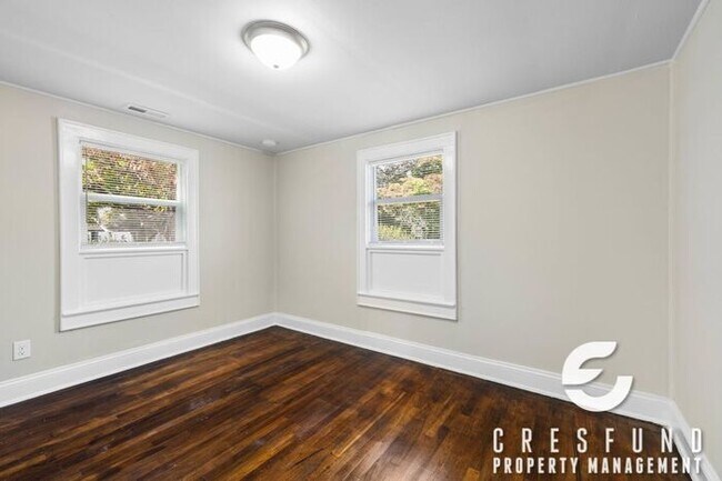 Building Photo - Bright and Cozy Cottage Style 2 Bedroom 1 Bath! Right off Ramsey Street