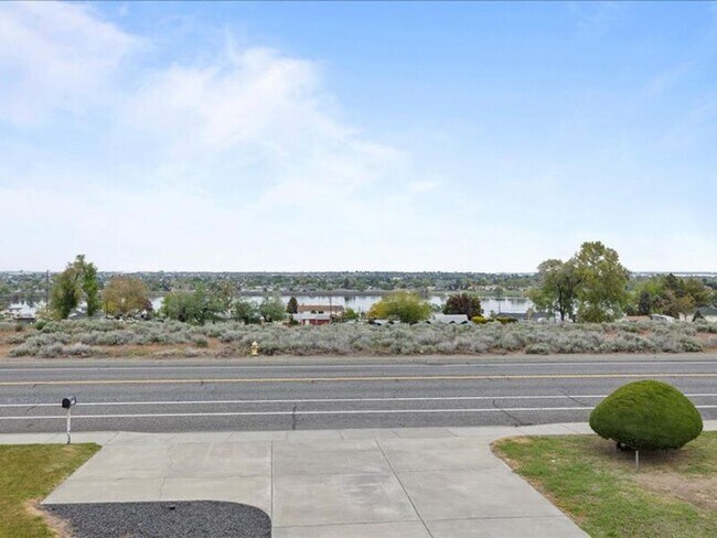 Building Photo - 3603 W Canal Dr