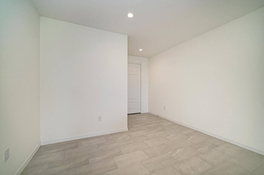 Building Photo - 2206 Washington Palm Ct
