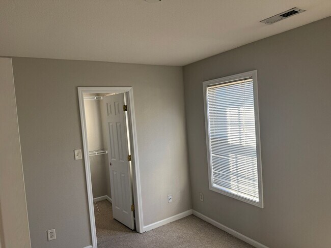 Building Photo - Well Maintained home in North Charlotte!