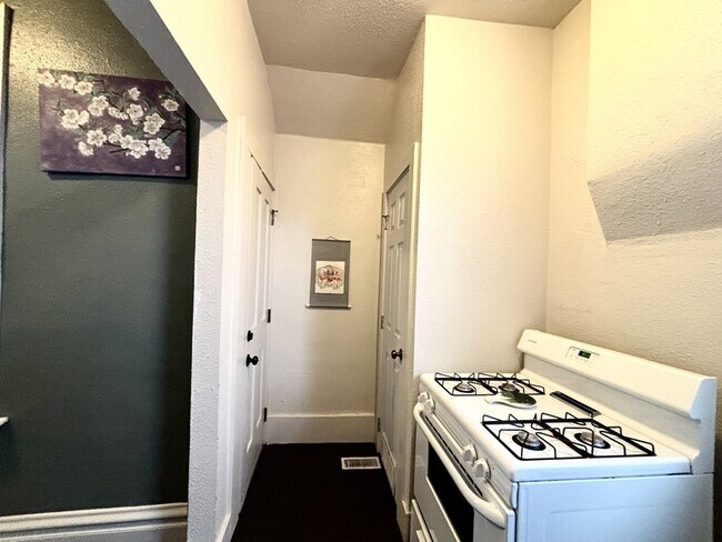 Building Photo - 612 Park St.