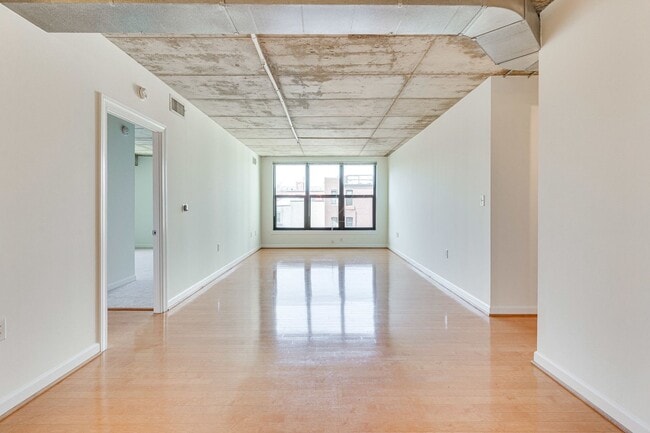 Building Photo - Modern 3 Bed 2 bath condo WITH 2 PARKING S...